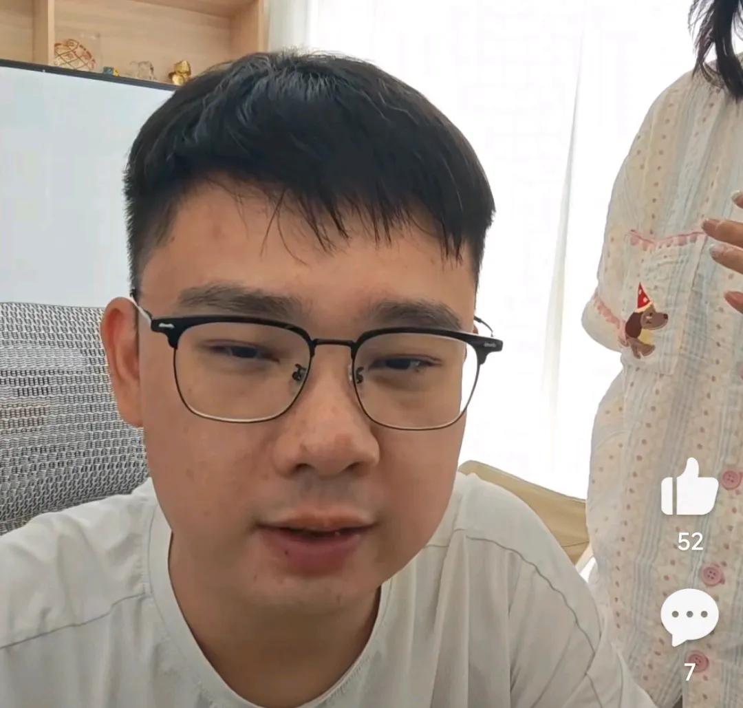 足球媒体人李老八语出惊人。他认为如果给国足一个在世界杯展现的机会，他们也有可能小