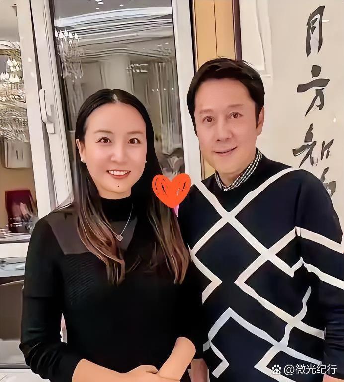 蔡国庆的日程表里，家只是个中转站。秦娟成了这个站点的首席执行官。
1987年进歌