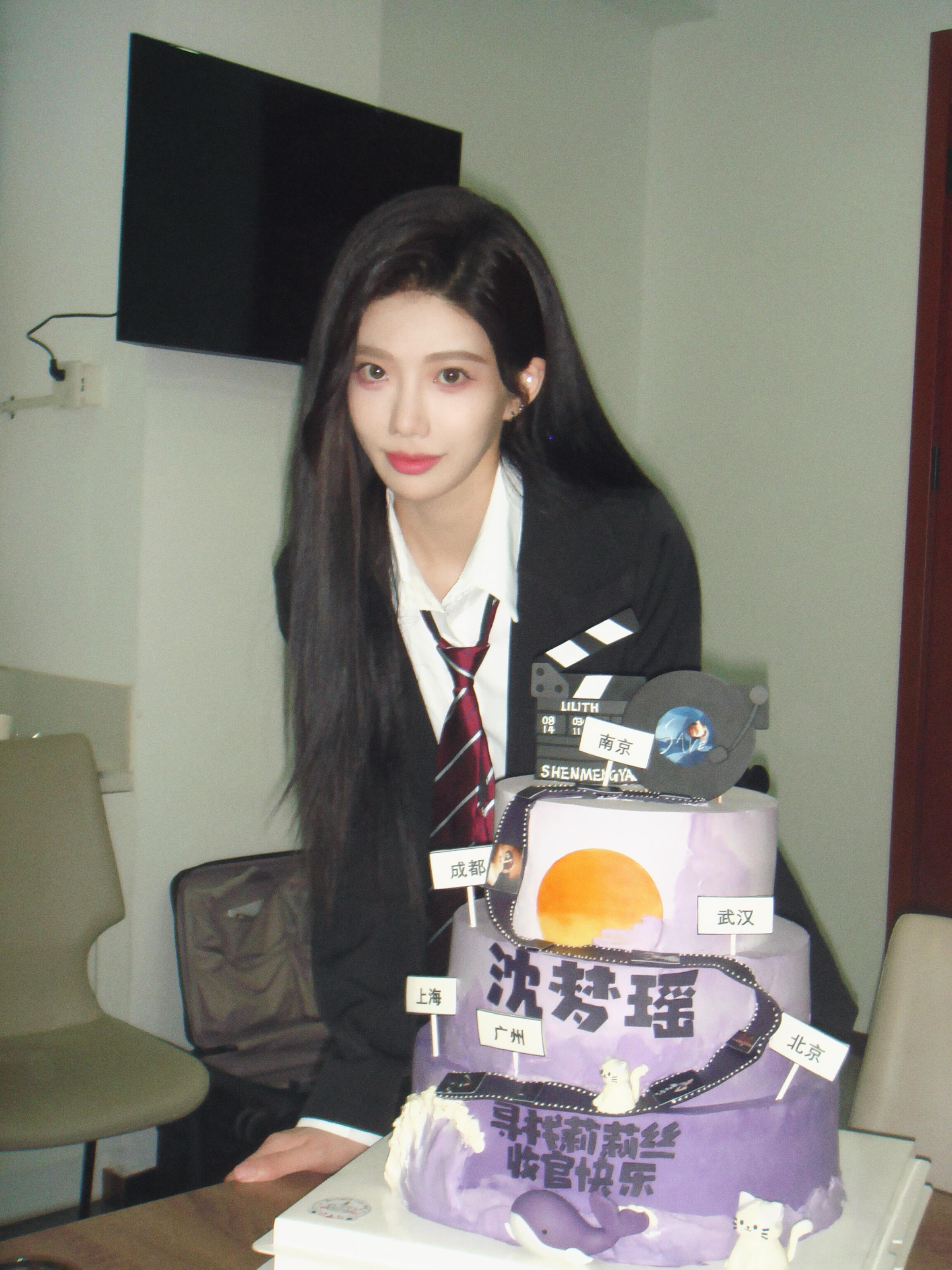 沈梦瑶🍠更新一组南京全国巡演花絮照，船长大人脸颊比心表白粉丝，已经在期待二巡了