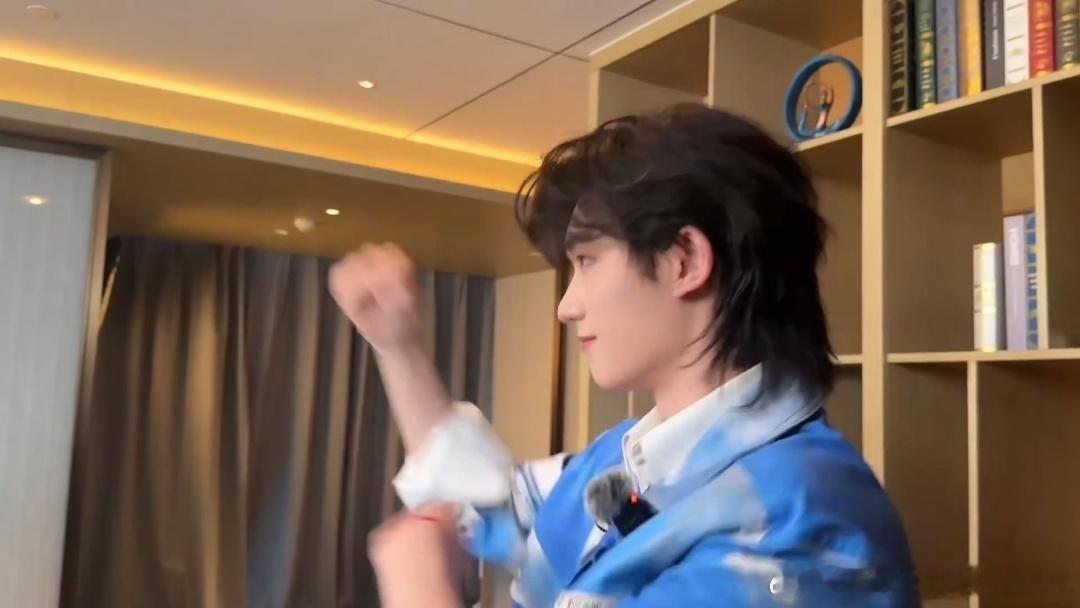 丁程鑫来开推的第一课花絮丁程鑫被开推所有人骗了开始推理吧 看这个花絮笑死了，丁程
