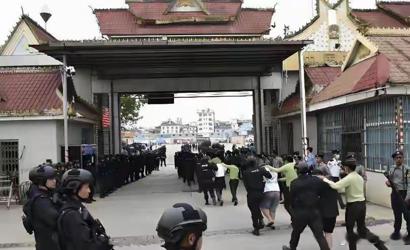 电诈园区又杀回来了！拆了630栋楼也没用，背后撑腰大佬竟是他！去年，中缅泰三国开