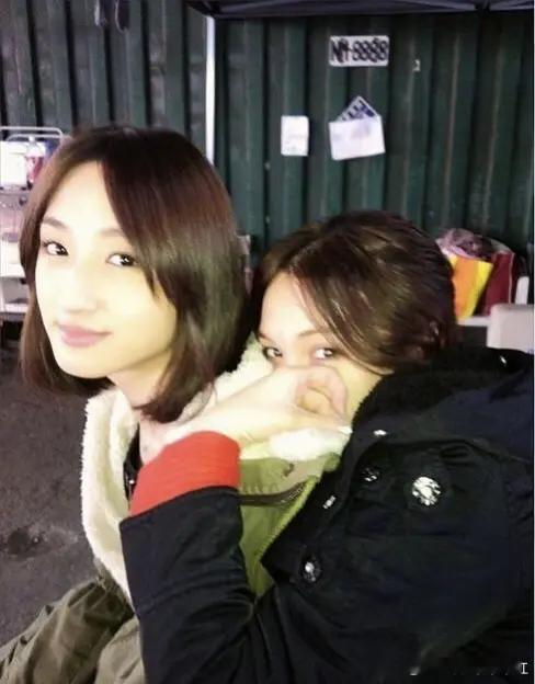 柯佳嬿和张榕容两个人怪好嗑的而且他们俩还拍过百合纯爱《渺渺》，虽然是单箭头她爱她