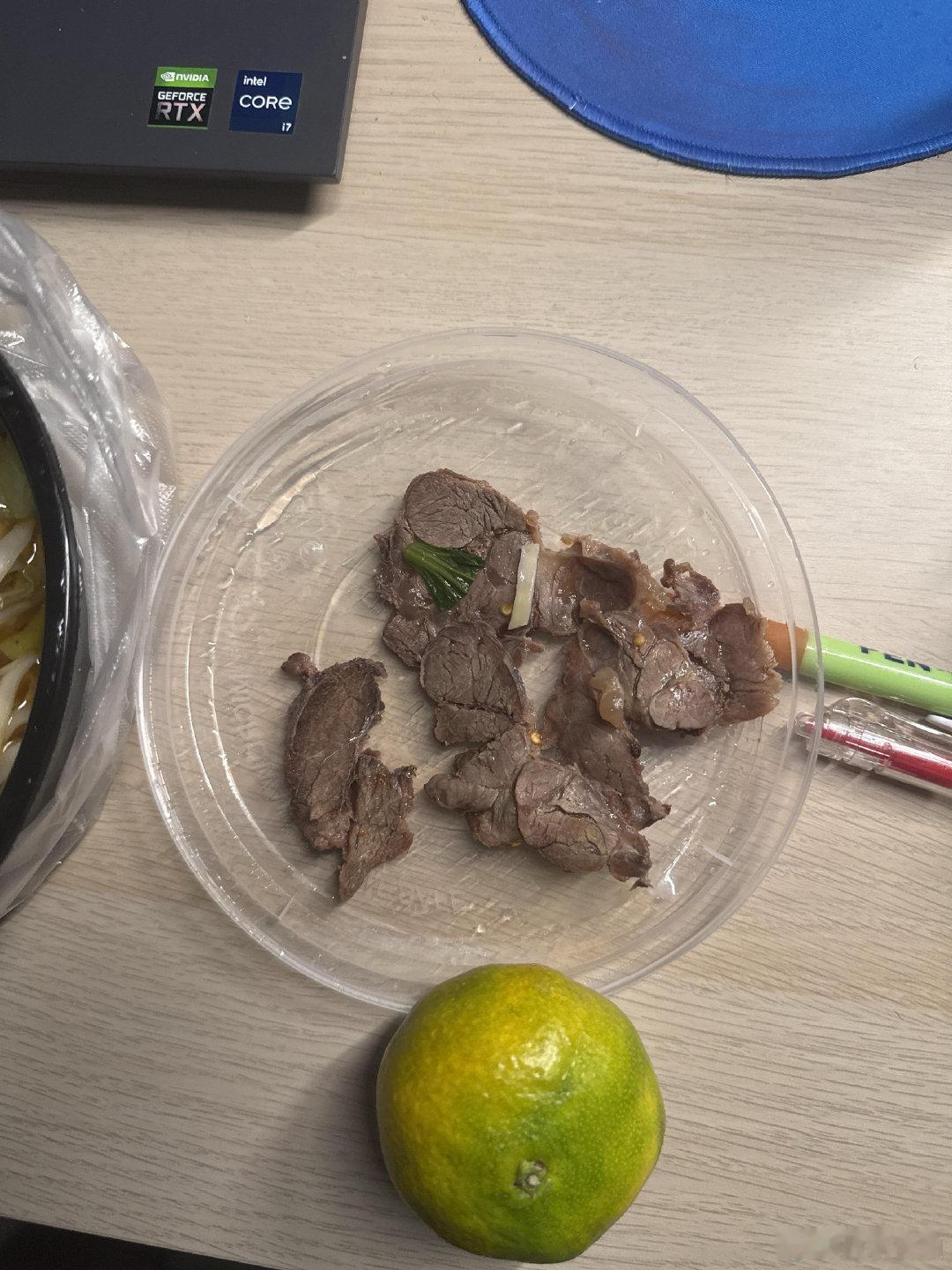 宁波奉化网友吐槽外卖牛肉面加肉分量少 近日，有网友在社交平台发帖，吐槽宁波奉化方