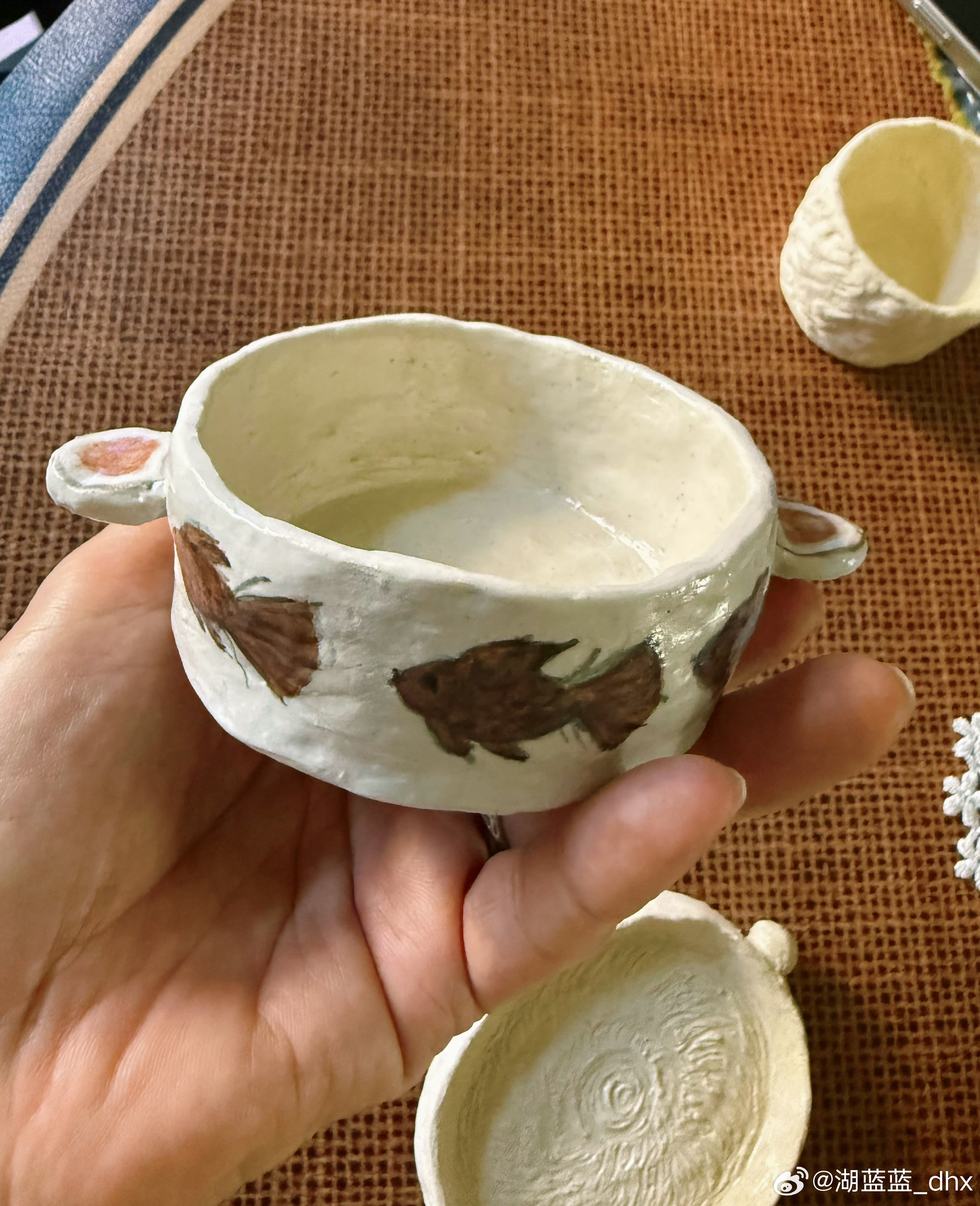 今天从阿哲老师那里取来自己手捏的陶器我是全然陶艺小白 手艺很笨拙幼稚 多蒙老师不