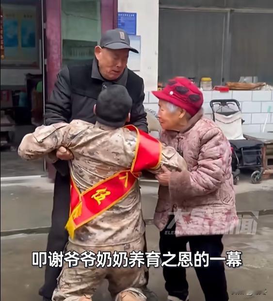 太好哭了！全村欢送新兵入伍，锣鼓喧天、红花加身，本该最光荣的时刻，小伙却当场跪地
