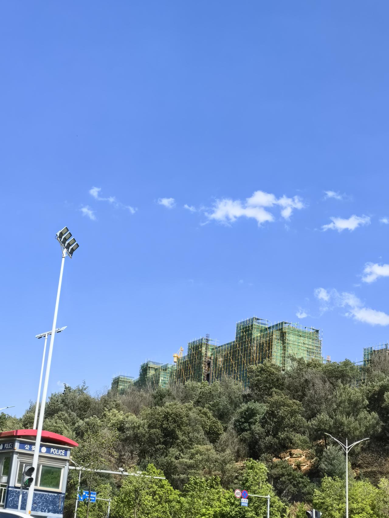 中铁建.龙熙壹号边上的这个半山上的项目，在北京路延长线上，总的没有几幢楼，都不高