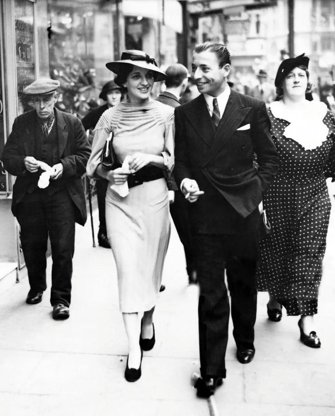 【老照片背后的故事】

1936年9月1日，伦敦查令十字路上捕捉到了一幅引人注目