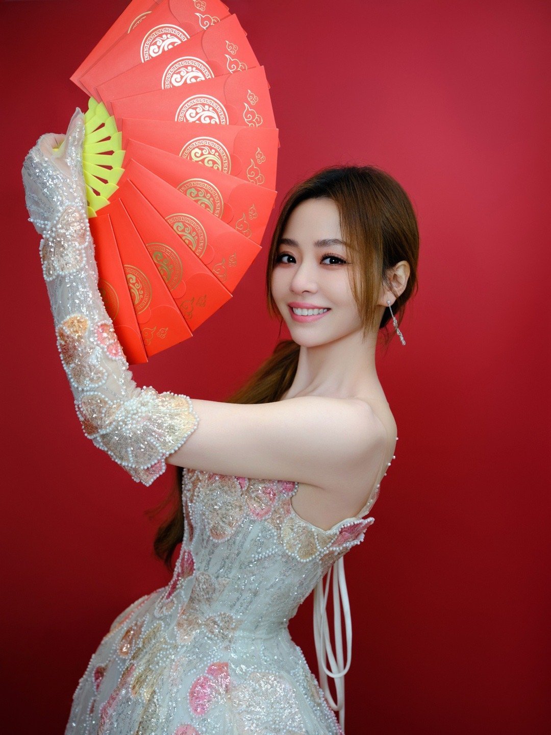  张靓颖行走的CD 张靓颖把春晚开在长江里！三江六岸灯火璀璨，珍姐唱功稳如CD，