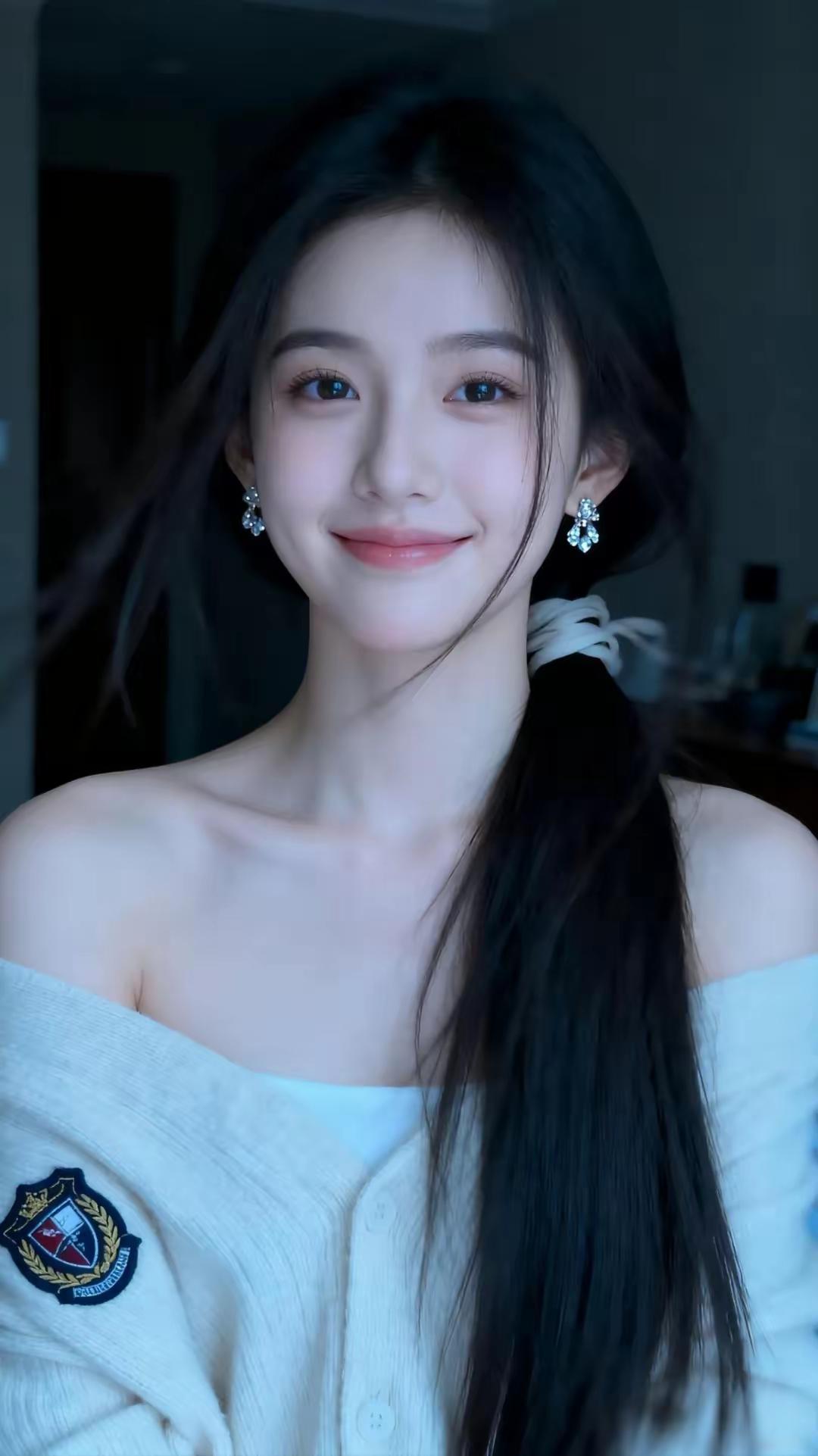 甜美少女风，温柔笑容，优雅耳饰，清新自然。