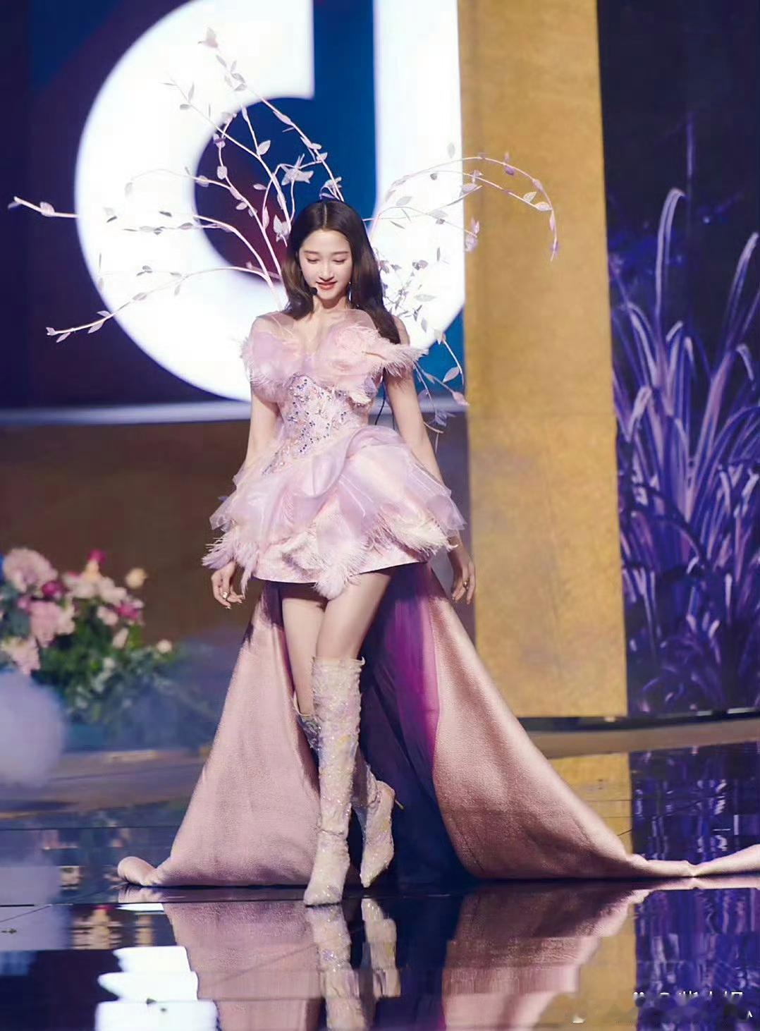 我敢说这是关晓彤舞台妆造最出彩的一次啊！ ​​​
