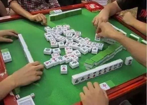 最近一段时间总喜欢去小区旁边活动时打一点小麻将，都是一些老人，麻将打得小，输赢不
