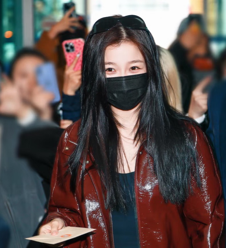 虞书欣韩国出发回国路透🈶，黑长直➕红皮衣姐感十足！ 