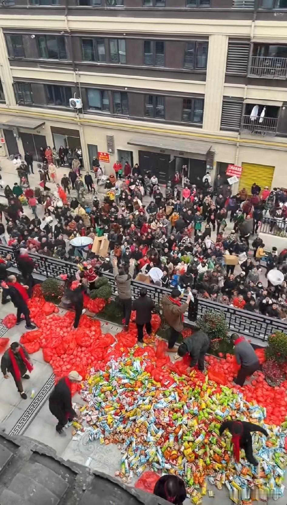 这乔迁大喜要花多少钱啊！
真希望全国人民都过上幸福的生活，国泰民安，这个景象真美