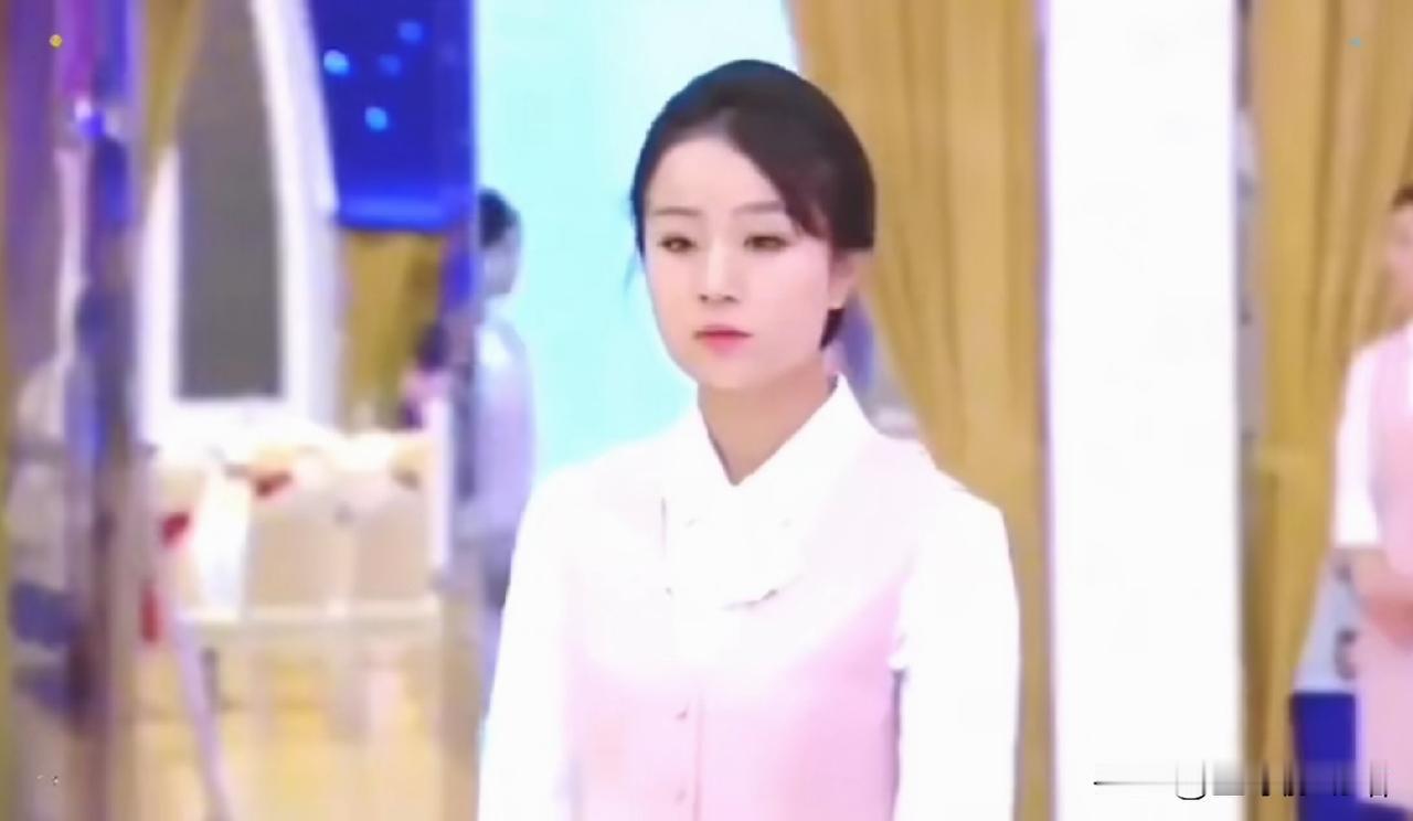 朝鲜国宴上的服务员就是不一样，穿着整洁不失华丽的服装，五官端正，淡淡妆容，看着美