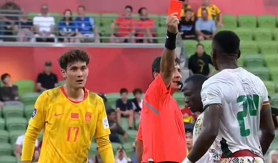 拜合拉木一人独造喀麦隆两张红牌，在国字号的阿木，表现总好过在俱乐部。希望阿木找一