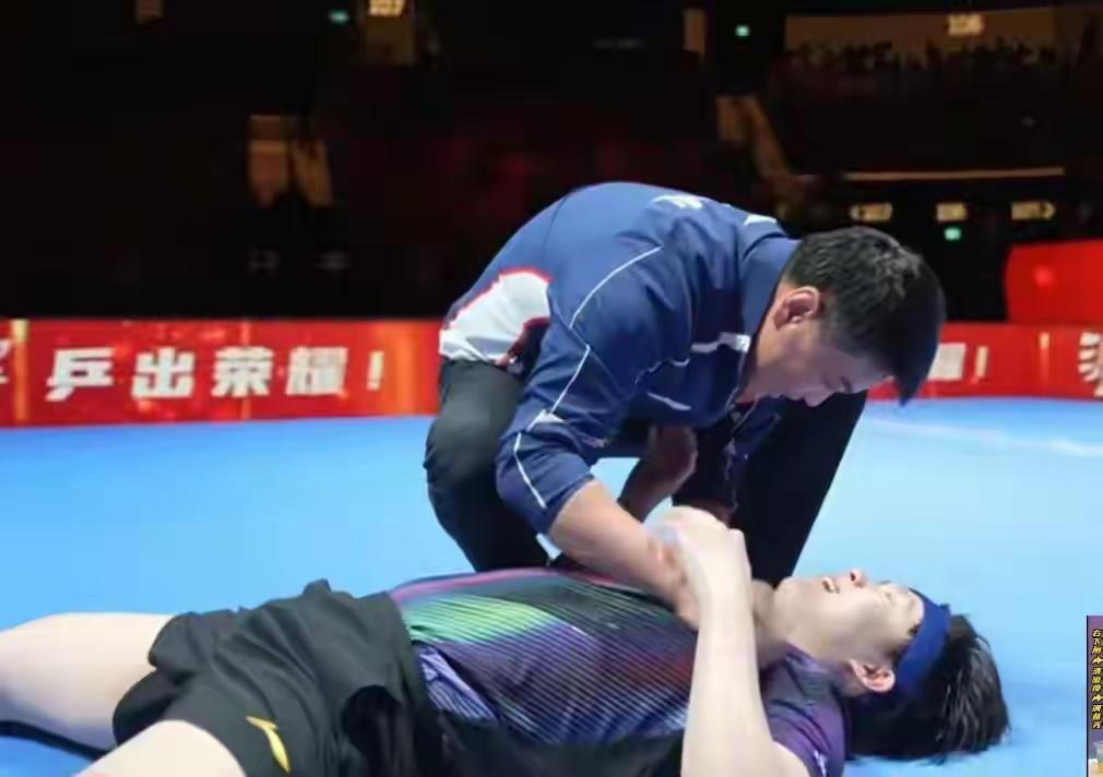 太好哭了！王楚钦拼到满身肌贴，七局逆转后直接躺地释放，和王皓教练紧紧相拥，所有压