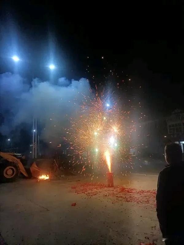 初八开工 八方来财 初八开工，八方来财。春节余温尚存，初八便已至开工之日。“初八