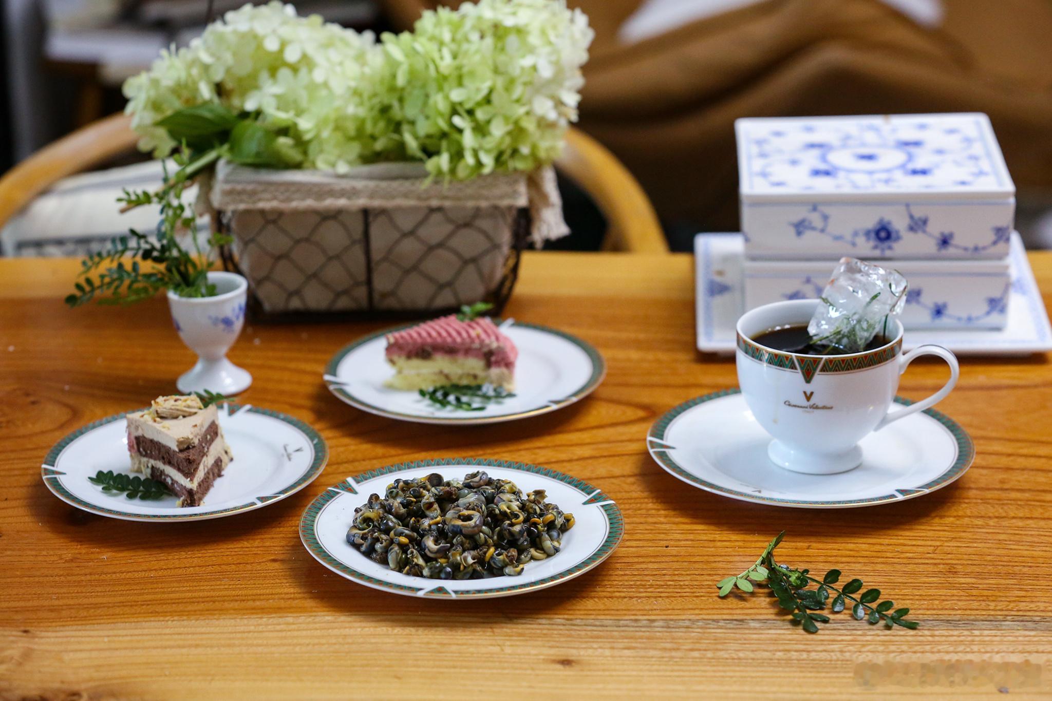 葱省，海市下午茶哈哈哈哈哈哈哈哈哈波喽，冰咖，点心，我种的清香木和圆锥绣球花。就