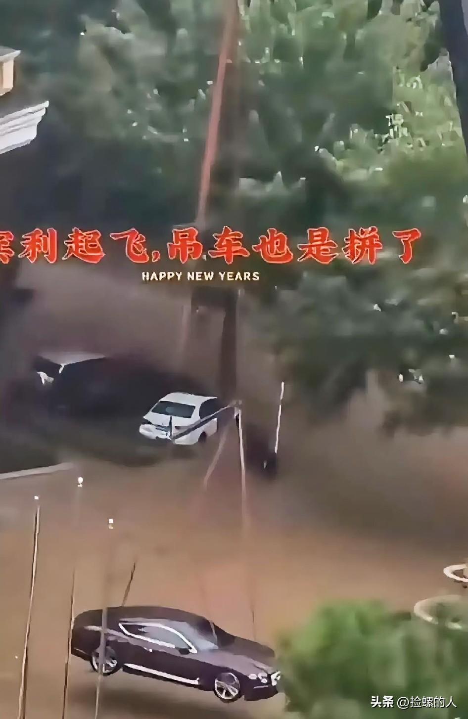 沈阳一宾利车主，为防止车被水淹，在台风来临前，竟雇吊车把宾利车吊在半空，事实证明