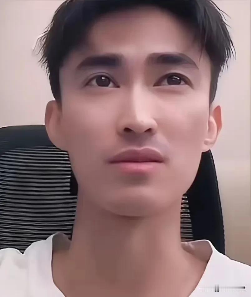 孙颖莎师兄又立功了！他说WTT横滨冠军赛的球台又换了！
这次更麻烦！

张成不但