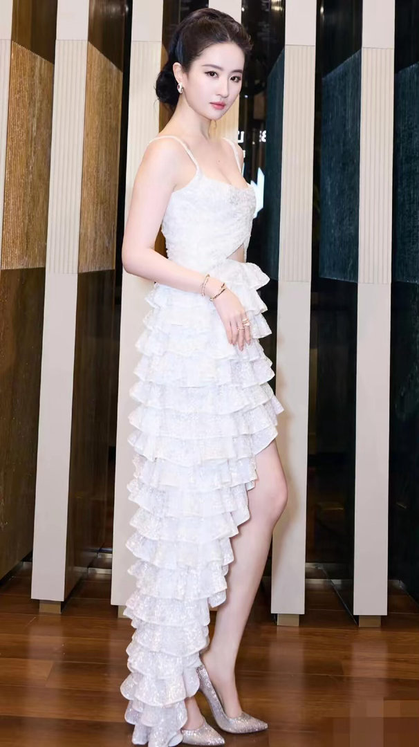 刘亦菲这套白裙美到心坎里了 