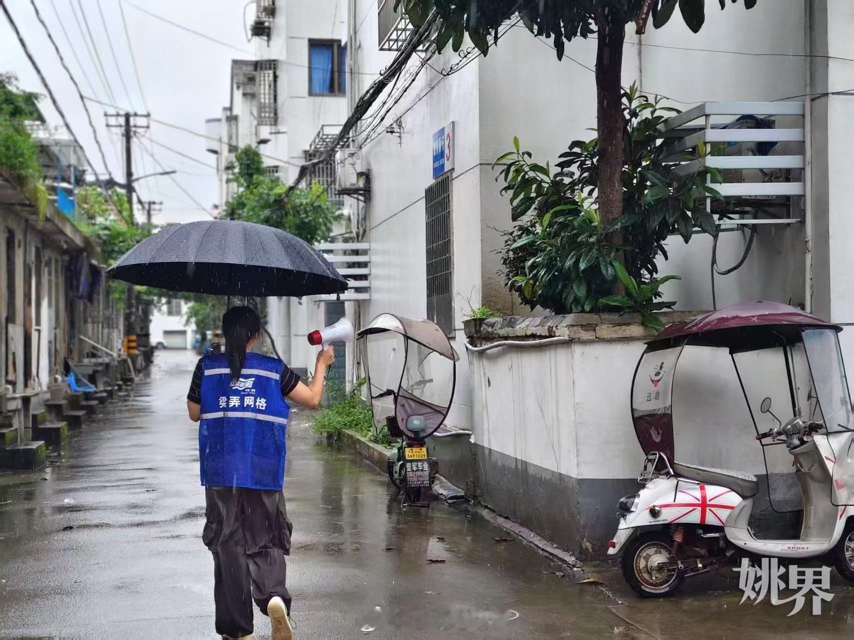 【余姚梁弄镇全力筑牢防台安全屏障 】随着今年第18号台风"沙德尔"步步逼近，宁波
