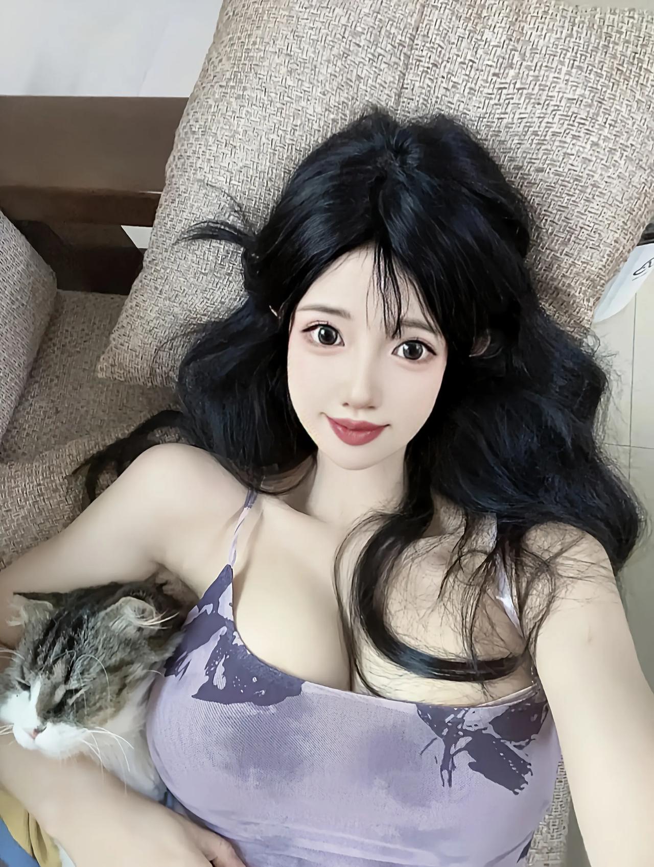 #什么样子的女人才是最美的#当然是花一样年纪的女人最美了。
女人貌美如花，就像花