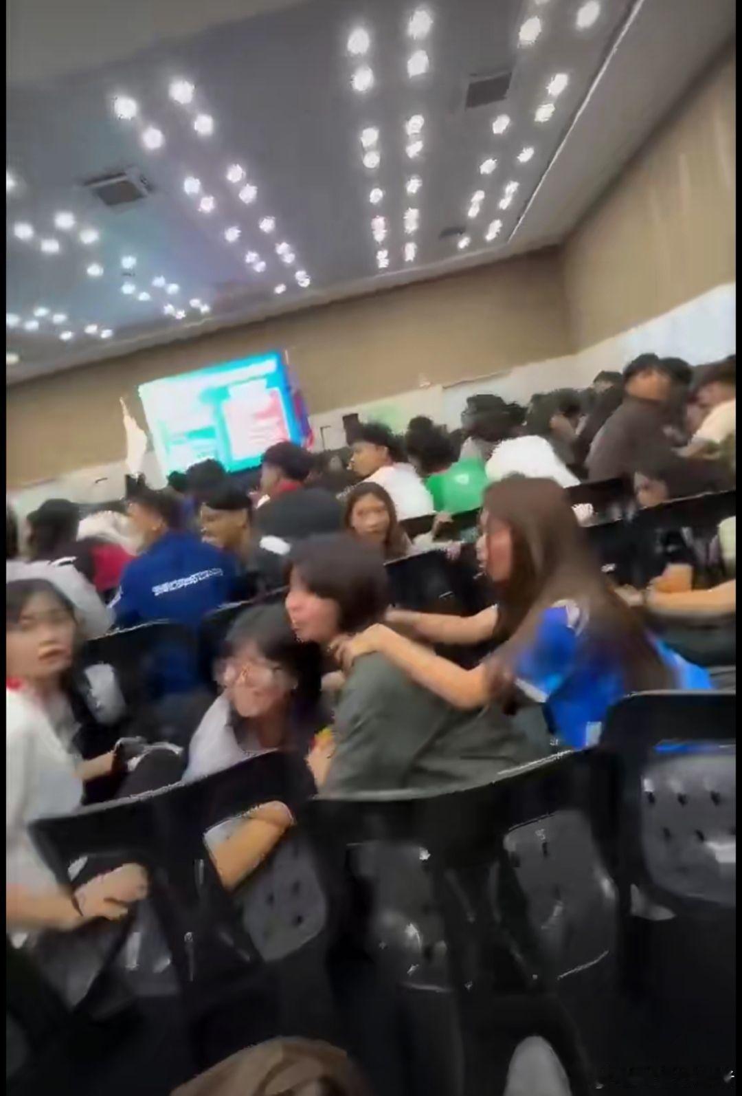 更多画面：惊心动魄！直击菲律宾7.9级强震现场。菲律宾7.9级地震现场画面