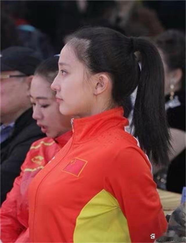 张豆豆专注地看向一旁，似乎在人群中寻找着什么。 