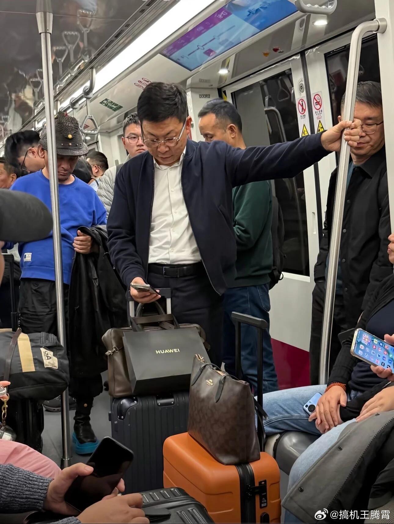 好家伙，又被网友拍到了，你们要是在地铁上遇到余承东的话，你会和余总说啥？