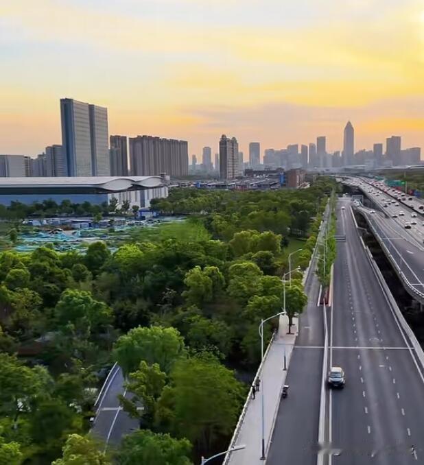 总有外地朋友说，来了南通感觉“地广人稀”。实际上以南通崇川区建成区面积（355平