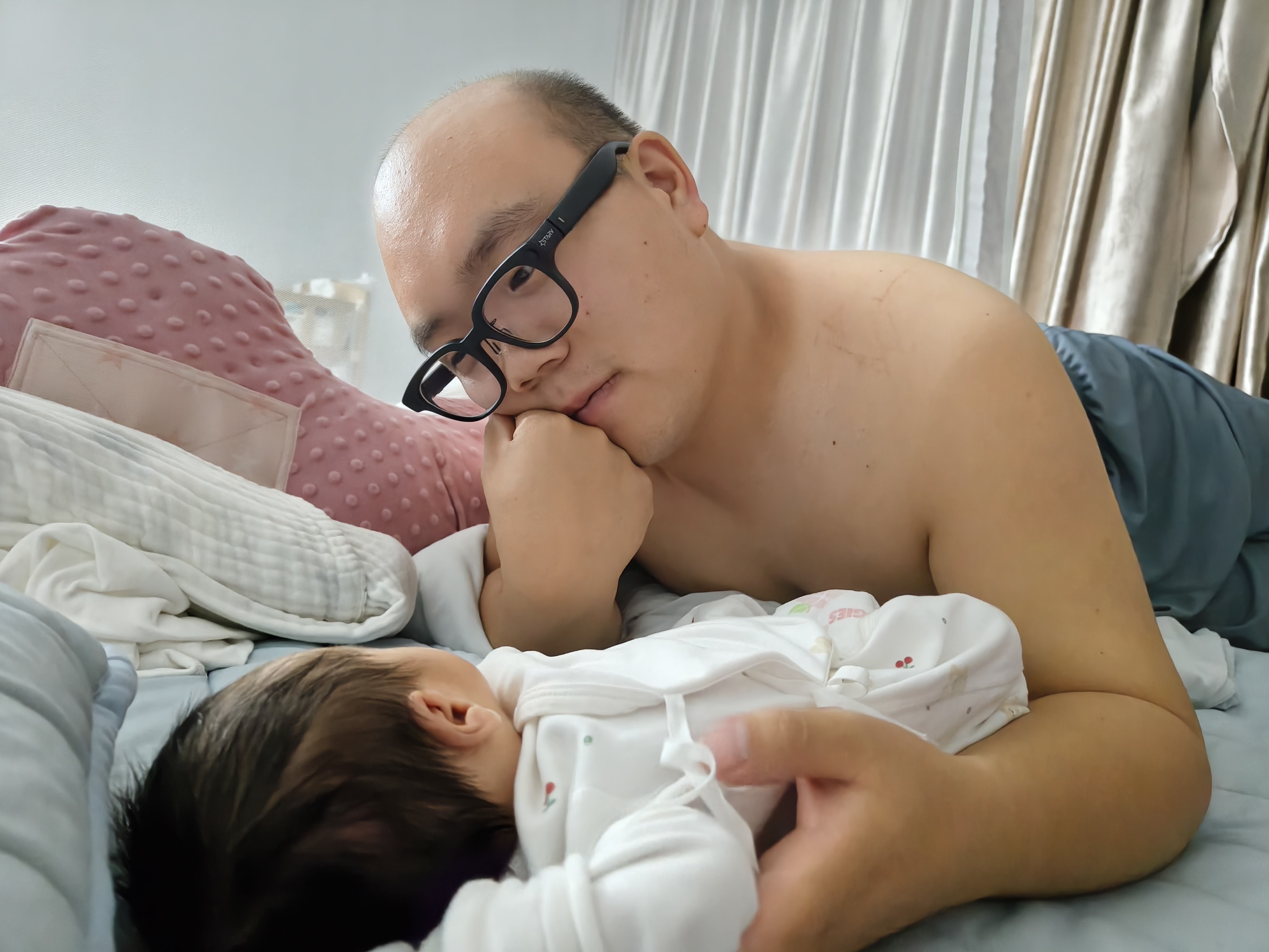 对人类幼崽充满好奇[酷]我这眼神满眼都是宠爱～虽然我头发少，但是我儿子头发多啊是