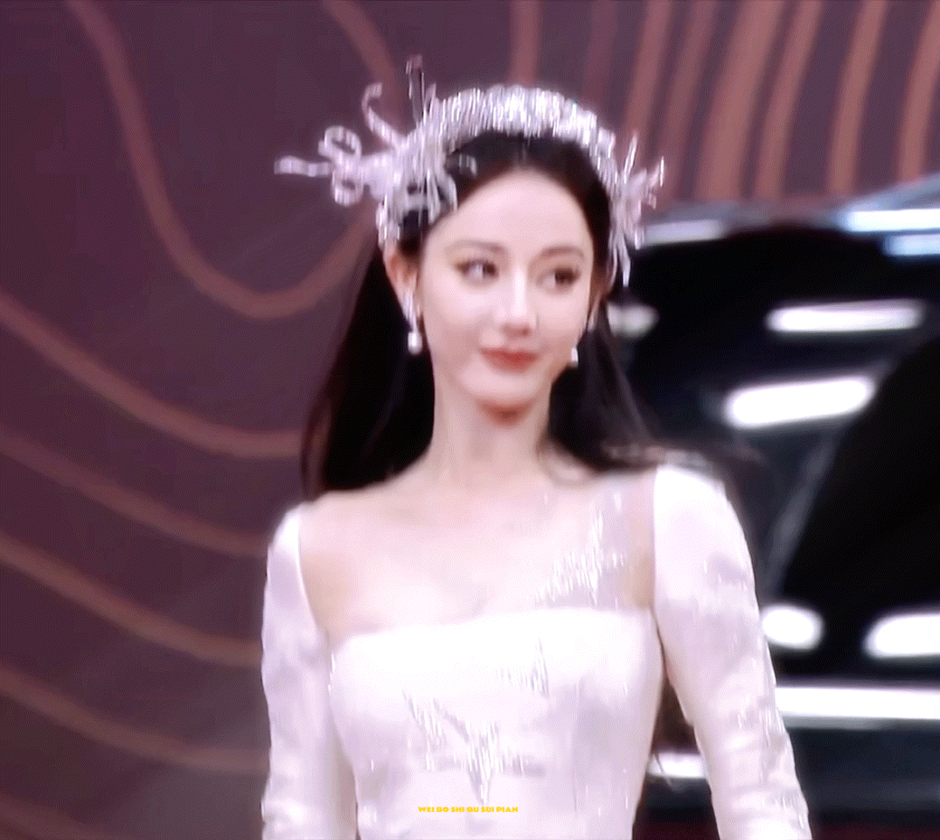 真是出场即惊艳[赞][比心]
今晚的热巴真的美爆了[爱慕]
