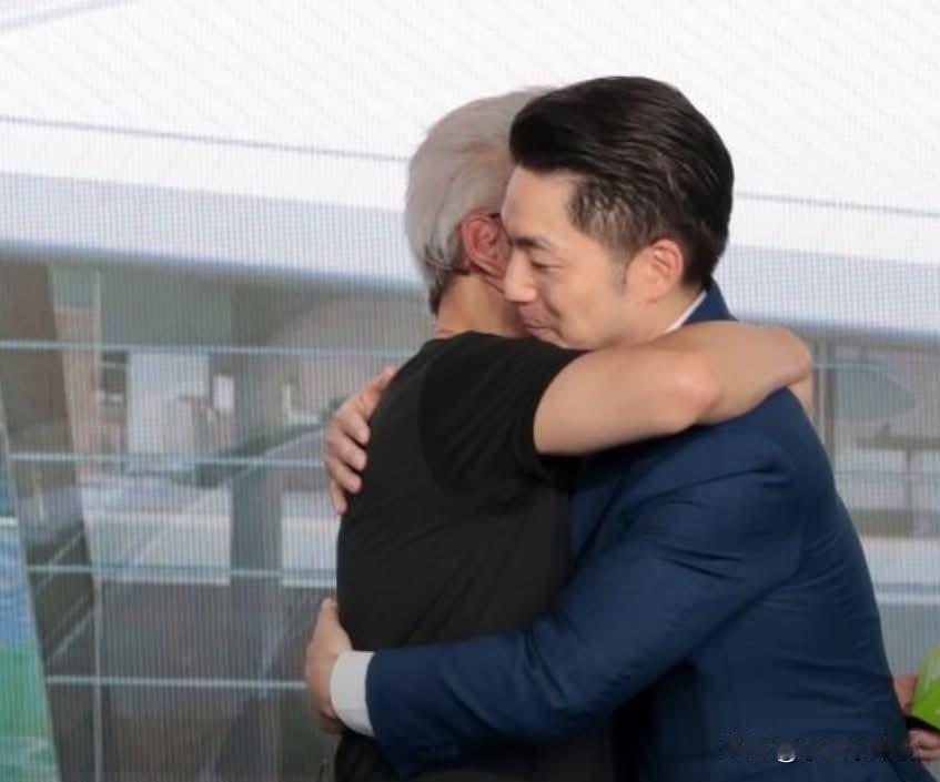 终于同框！中国台湾台北市长蒋万安送上“台北市金钥匙”
 黄仁勋妙回：门在哪？
蒋