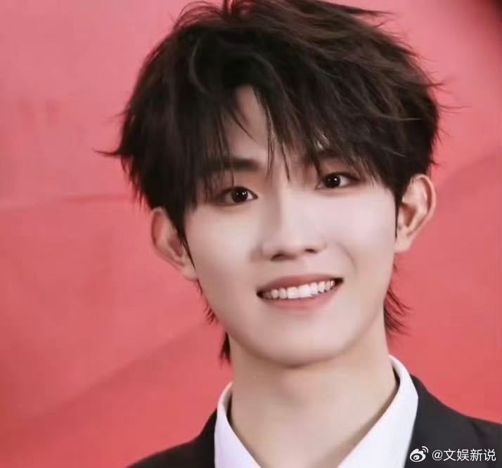 苏新皓对镜头挑眉谁被苏新皓这记挑眉杀疯了！眼神带感，眉峰微挑自带气场，瞬间击中审