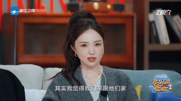 董璇养小酒窝也装监控 董璇在节目里说给小酒窝家装监控，太懂当妈的心了！怕孩子独自