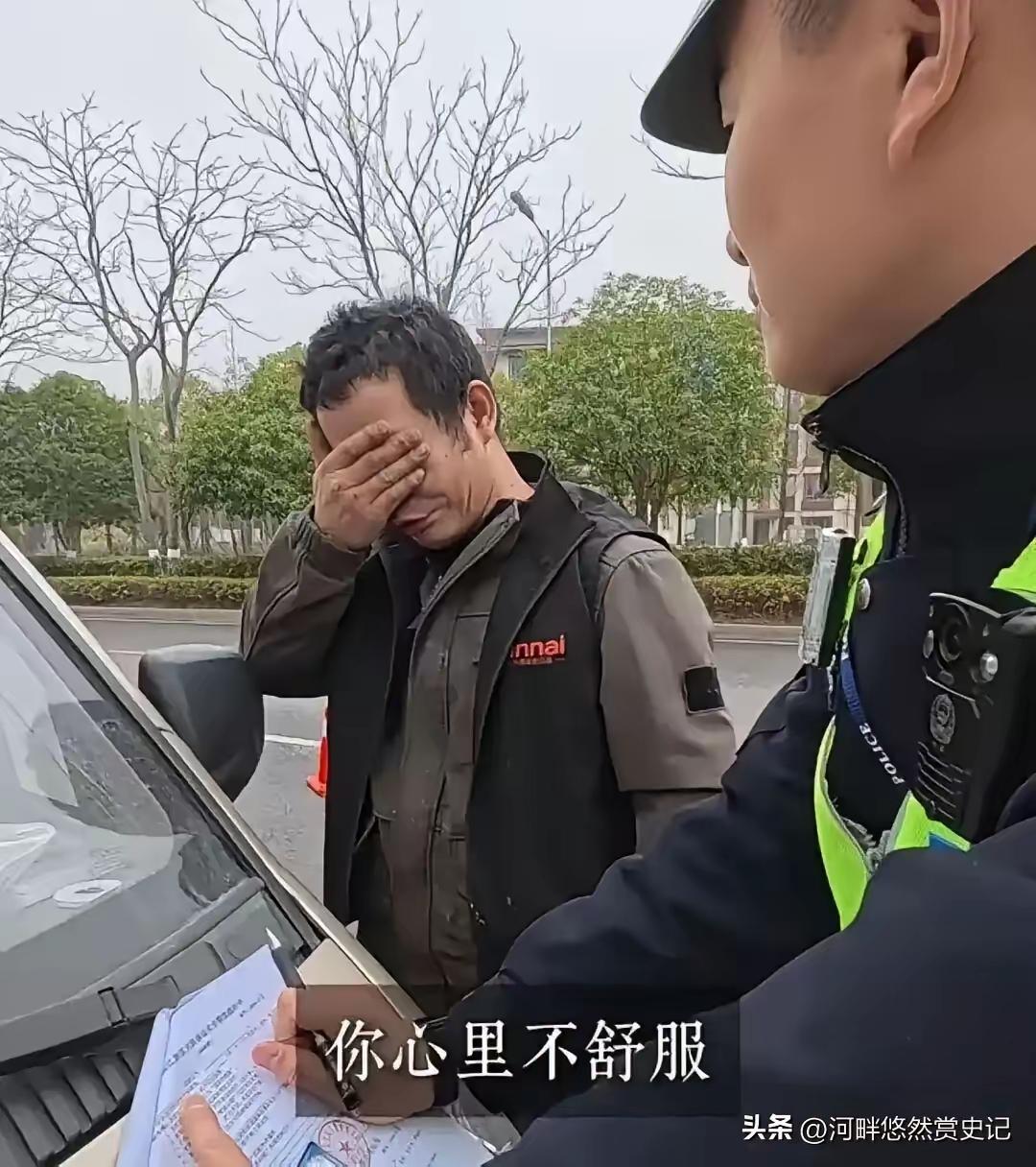 湖南一违章面包车被交警拦下，交警准备罚单，因为随口问一句过年怎么还拉货，司机破防