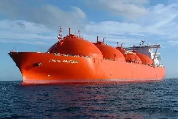 中国8.25万吨巨舰，扛着“核弹”在海上穿行，来往船只都畏惧让行

要问当今大洋