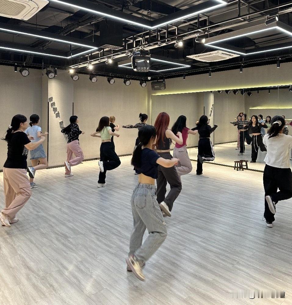 舞厅并不神秘，不过是照见人心的一面镜子
 
要说舞厅，真是个让人褒贬不一的地方，