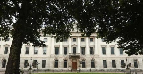 憋了快八年，伦敦方面终于松口了，中国驻英大使馆搬家的事总算有了定论。 
 
就在