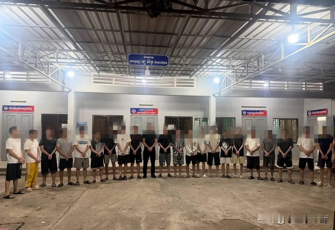 柬埔寨西港宪兵司令带队查抄“凯撒皇宫”，多人被抓！别顶风作案了 。

23日，西