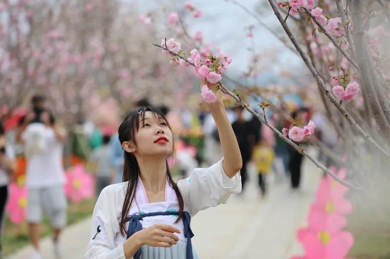 《极品美女》
娇颜玉貌宛如花，
肤若凝腊赛绸滑。
回眸一笑生百媚，
有幸帅富娶回