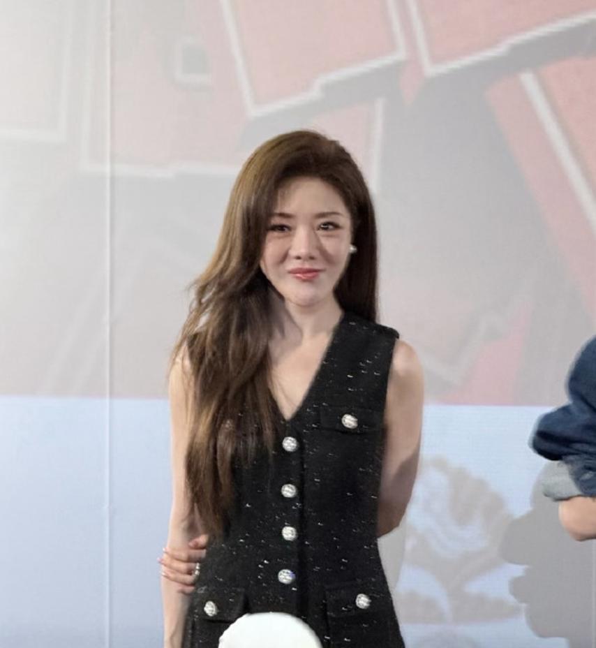 网友爆料，这一季浪姐其实找过邓家佳，希望她来节目中贩卖情怀。

可是邓家佳婉拒了