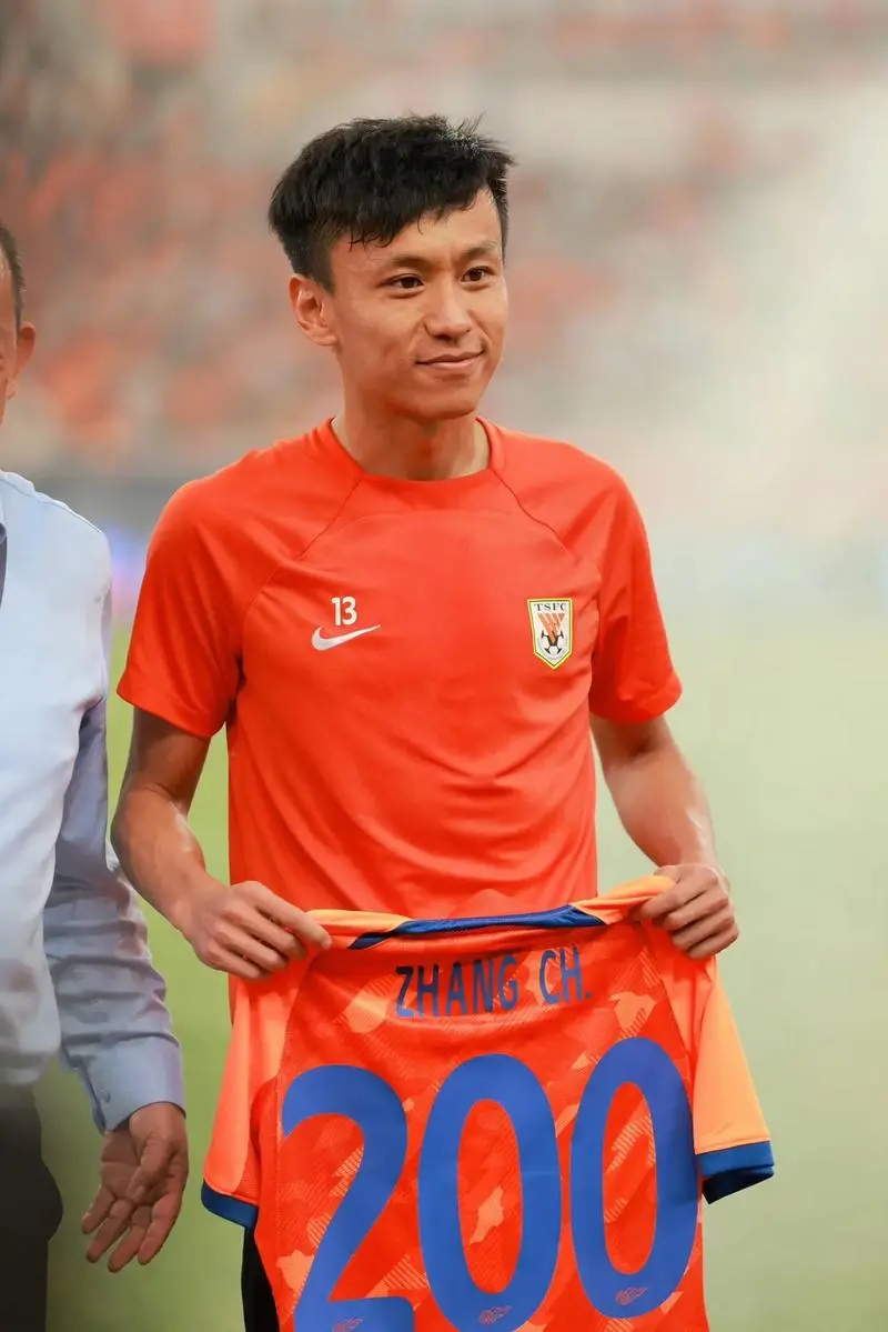 他值得俱乐部为他举办一次正式的退役仪式，他值得所有鲁蜜对他的夸奖和点赞，他值得以