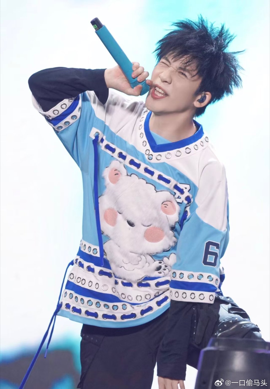 大张伟为打断哈哈曹唱歌道歉大张伟温柔道歉，哈哈曹神操作自备道歉信，还是别人给自己