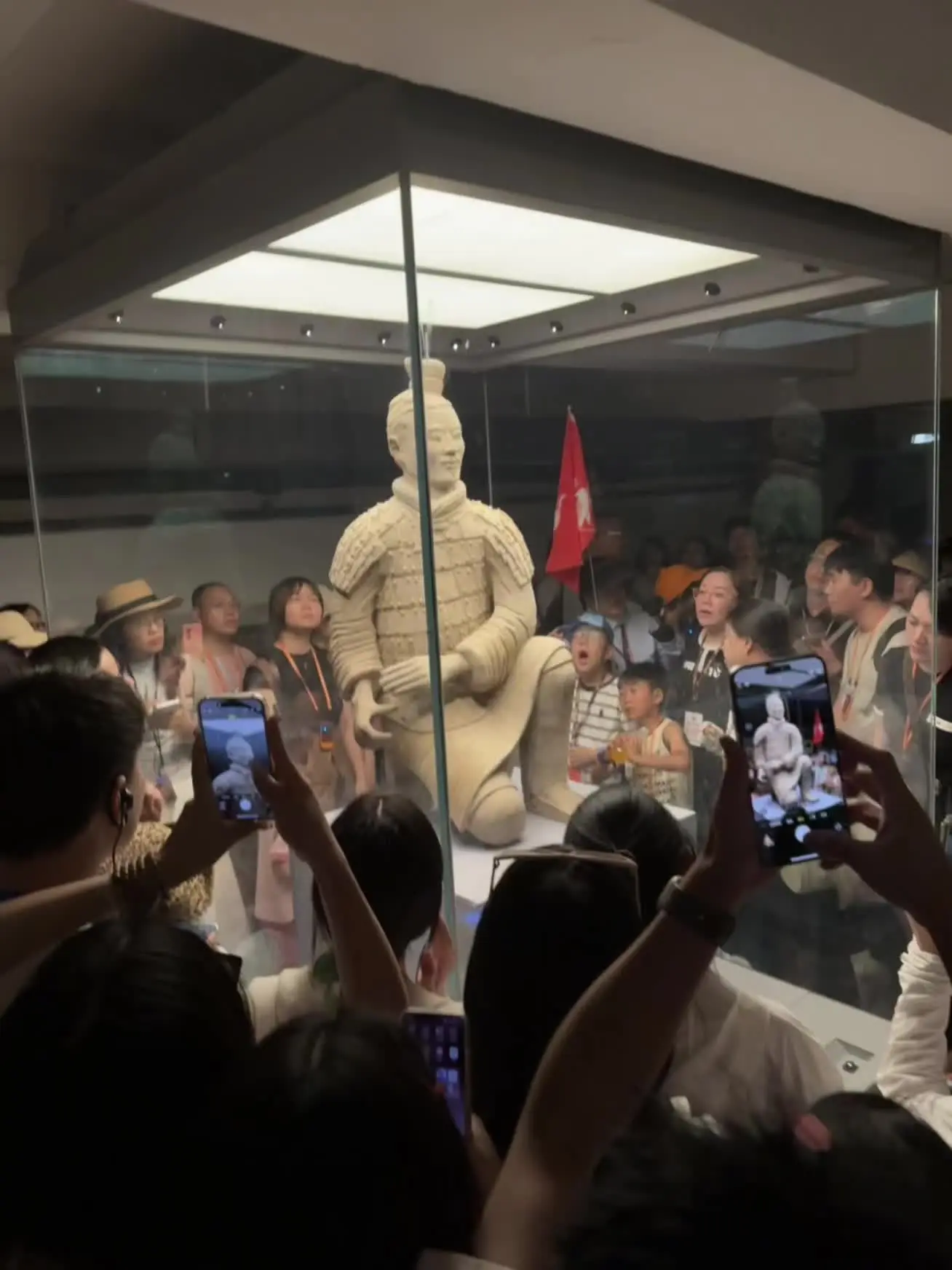 这就是西安的顶流吗？？没见过一次大明星，这次挤破头进去啥也看不到，手机...