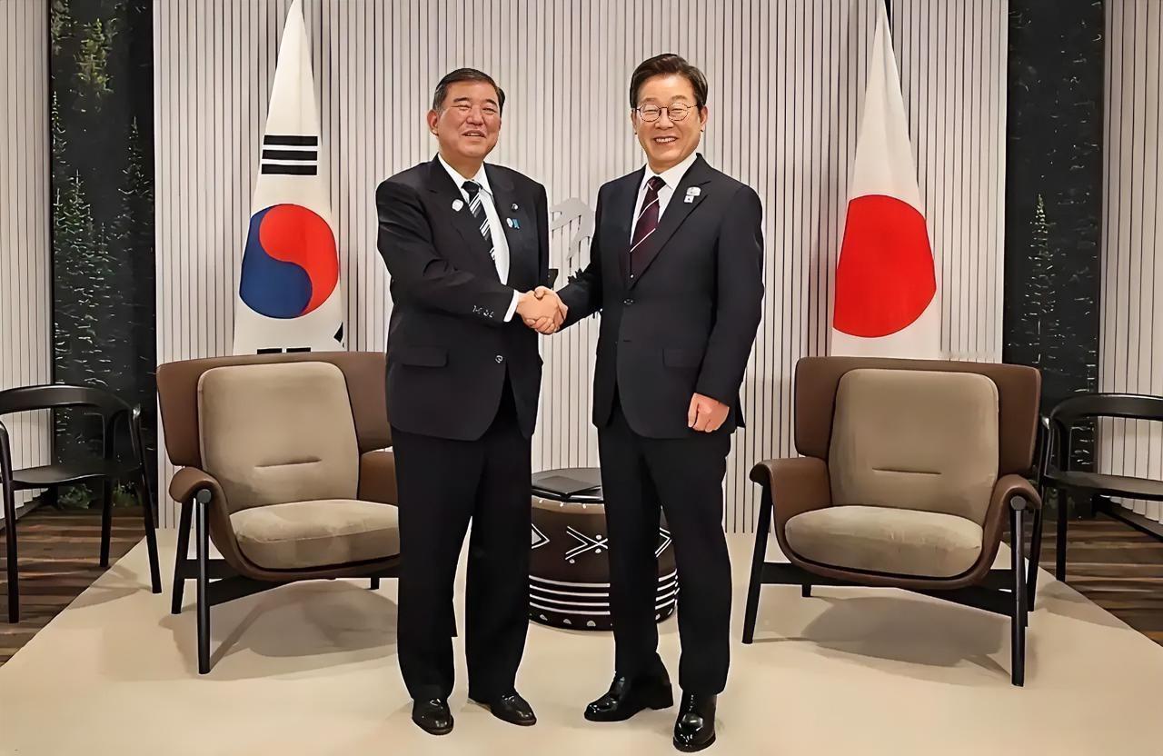 韩国总统李在明与日本首相石破茂的这张合影，怎么感觉怪怪的？

【疑点一】李在明身