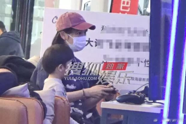 小儿子都已经这么大了啊！白百何的老公张思麟后来赶到商场，看着老婆和儿子在打游戏。