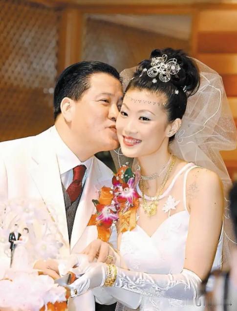 从1996年开始，他光是追空姐就追了六年，甚至还专程飞昆明等航班落地，如今，他的