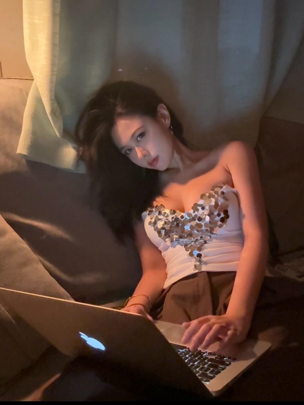 努力赚W，争取能和好看的小姐姐一样用上苹果笔记本电脑。 ​​​